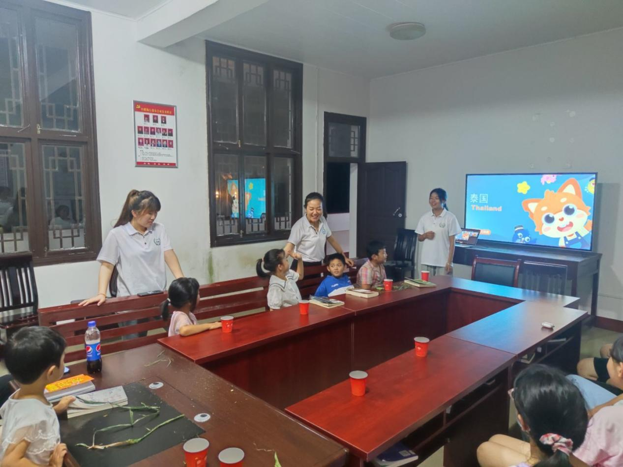 问鼎在线学子带乡村孩子体验双语“环球旅行”_fororder_图片1
